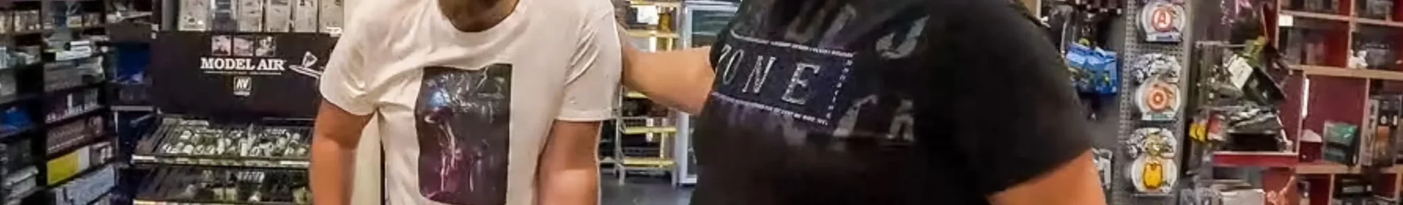 Και κάπως έτσι, μετά από μήνες μαχών, ανατροπών, επικών ζαριών, αμφισβητούμενων μετρήσεων, καμένων command points, ηρωικών charges και άπειρου χαβαλέ, η αυλαία έπεσε για την 6η Warhammer 40,000 League του Digital Fantasy.  Ο Γώγος πάλεψε μέχρι τέλους. Οι Thousand Sons του άντεξαν την αρχική καταιγίδα, απάντησαν με τη γνωστή τους πονηριά και προσπάθησαν να φέρουν το παιχνίδι εκεί που ήθελε ο Tzeentch. Όμως αυτή τη φορά οι λύκοι είχαν μυρίσει αίμα.  Ο Νικηφόρος έπαιξε έναν τελικό αντάξιο πρωταθλητή. Από τους πρώτους γύρους πήρε το προβάδισμα, το διαχειρίστηκε με ψυχραιμία και δεν άφησε ποτέ τον αντίπαλό του να επιστρέψει πραγματικά στη μάχη.  Όταν έφτασε ο τέταρτος γύρος, ο Γώγος χαμογέλασε, μέτρησε το αναπόφευκτο και, όπως ακριβώς είχε κάνει ο Βασιληστάμου στον ημιτελικό, έτεινε το χέρι του στον αντίπαλό του αναγνωρίζοντας τη δίκαιη νίκη του.  Ο Νικηφόρος στέφθηκε πρωταθλητής για τέταρτη φορά, ένα επίτευγμα που τον τοποθετεί μόνο του στην κορυφή και δημιουργεί ένα ρεκόρ που θα κυνηγούν όλοι από εδώ και πέρα.  Πάνω απ' όλα όμως, νικητής ήταν η κοινότητα. Οι παίκτες που αφιέρωσαν χρόνο, έβαψαν στρατούς, έστησαν τραπέζια, έκαναν livestreams, έγραψαν ιστορίες και γέμισαν το club κάθε εβδομάδα με γέλια, πειράγματα και επικές αναμετρήσεις.  Χωρίς εσάς δεν θα υπήρχε τίποτα από όλα αυτά.  Σας ευχαριστούμε όλους.  Η επόμενη League θα επιστρέψει τον Οκτώβριο με τους κανόνες της 11ης έκδοσης, νέες προκλήσεις, νέες φιλοδοξίες και φυσικά νέους πρωταγωνιστές.  Μέχρι τότε καλό καλοκαίρι Loyalists, Heretics και Xenos!  Champion of League VI: Νικηφόρος – Space Wolves Runner Up: Γώγος – Thousand Sons